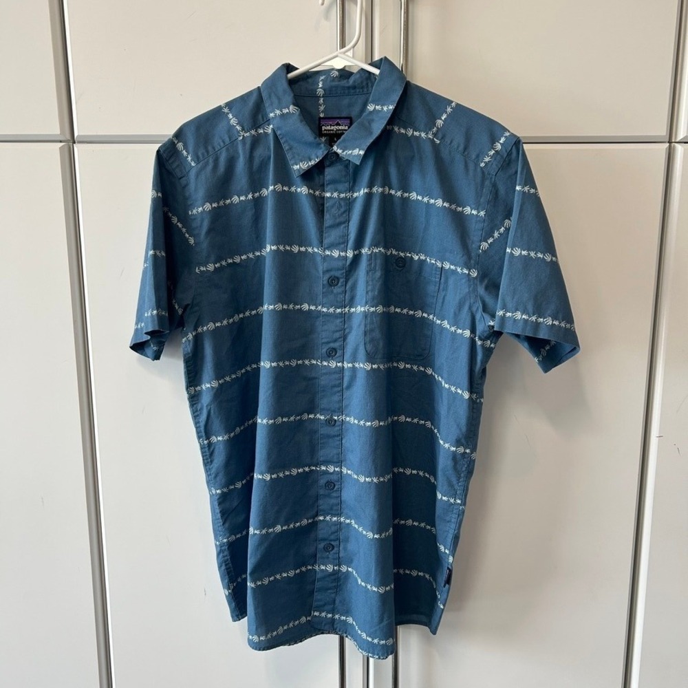 Patagonia Mens Large Blue Organic Cotton Short Sleeve Button Down Leaf Print